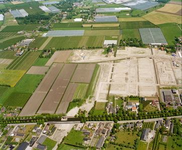 840476 Luchtfoto van het bouwterrein voor de nieuwbouwwijk Langerak te De Meern (gemeente Vleuten-De Meern), uit het ...